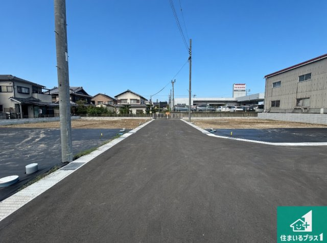 泉佐野市新安松　新築一戸建ての前面道路含む現地写真|周辺は落ち着いた街並みの住宅地！子育てがしやすい住環境です！まだ未完成ですが、現地でしかわからない事もございます。是非一度ご覧ください。
