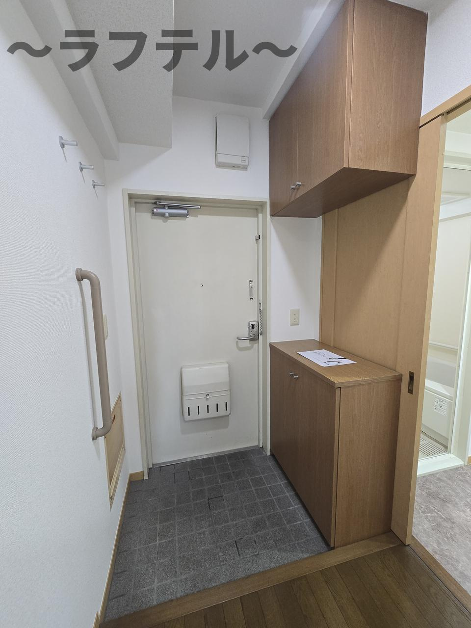ソルティ ブラン鶴瀬の玄関|収納もある玄関です