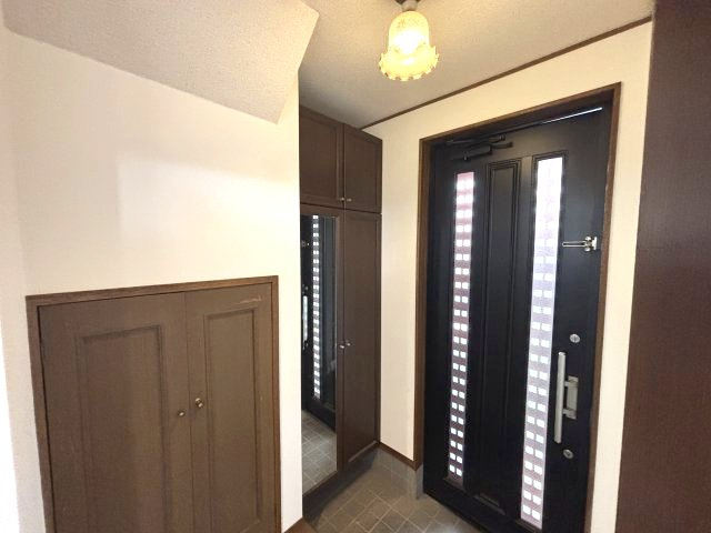 入間市下藤沢 中古戸建の玄関|落ち着いた雰囲気の玄関スペース。シューズボックスや収納も備わっており、玄関まわりをすっきりと整理できます。