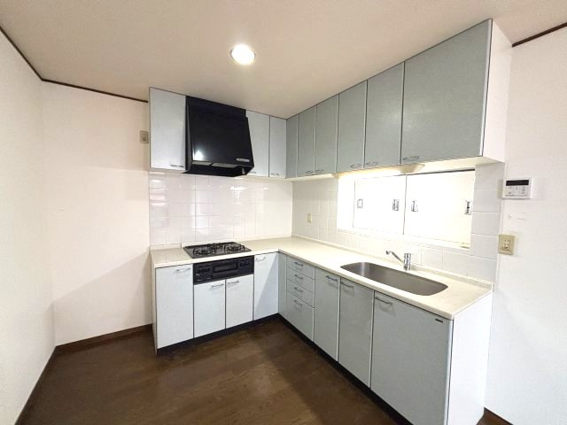 入間市下藤沢 中古戸建のキッチン|作業スペースと収納を確保したL字型キッチン。調理から片付けまでスムーズに行える、使い勝手の良い配置です。