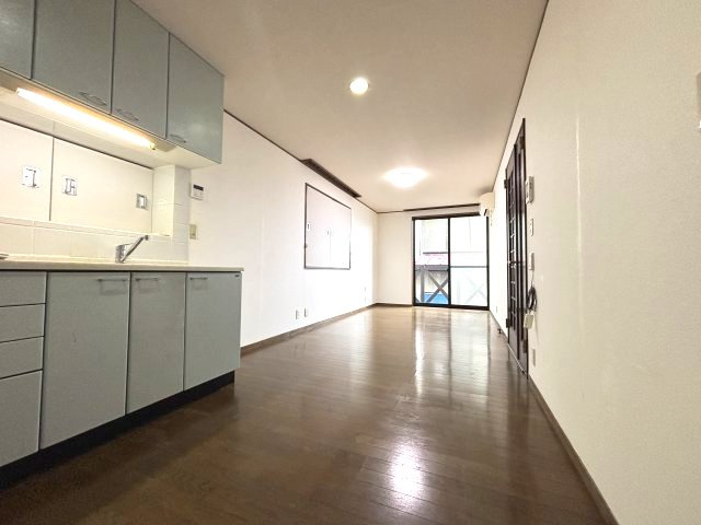 入間市下藤沢 中古戸建の居間・リビング|約16帖のゆとりあるLDK。キッチンからリビングまで見渡せる開放的な空間で、ご家族との時間をゆったり楽しめます。