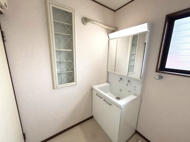 入間市下藤沢 中古戸建の独立洗面台|収納力のある三面鏡付き洗面化粧台。洗面用品や日用品をすっきり収納でき、生活感を抑えた空間づくりに役立ちます。