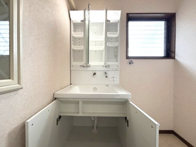 入間市下藤沢 中古戸建の独立洗面台|鏡裏収納と洗面台下収納を備えた洗面化粧台。小物から洗剤のストックまで、用途に合わせて整理できます。