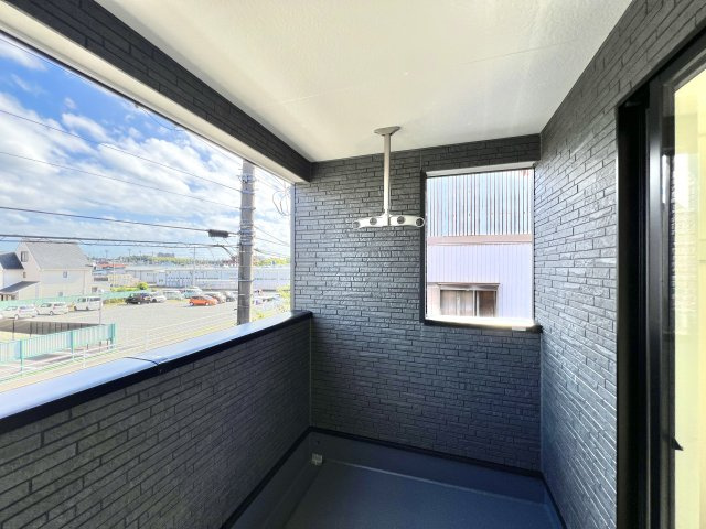 磐田市見付　第10のバルコニー|バルコニーは屋根付きで、雨の日も安心！開放感あふれる眺望が魅力！外の空気を感じながらリフレッシュもできますよ♪