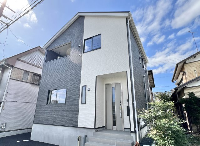 磐田市見付　第10の外観|閑静な住宅街に建つ、青空に映えるスタイリッシュな外観♪毎日の帰宅が楽しみになる新築物件！