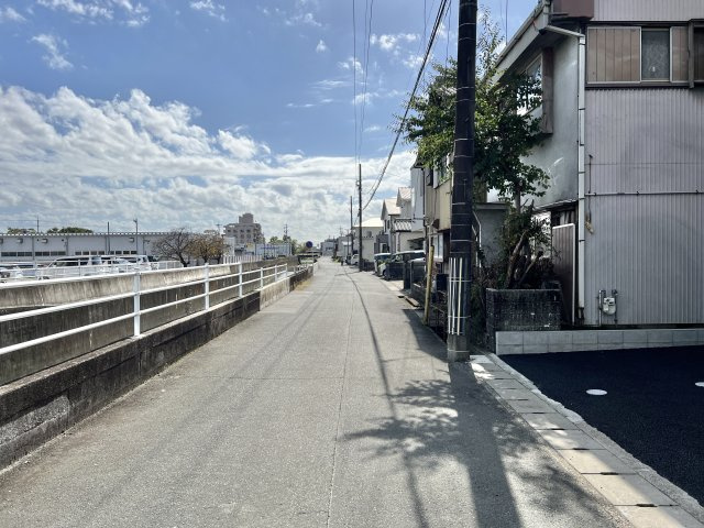 磐田市見付　第10の前面道路含む現地写真|物件前の道路になります。交通量も少なく、安心して出入りができます。