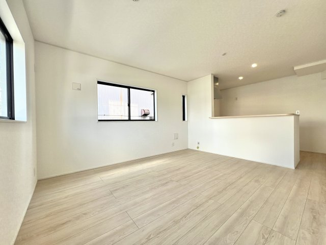 磐田市見付　第10の居間・リビング|14帖のリビングは、明るい木目調のフローリングと白を基調とした、開放感のある空間が魅力です☆