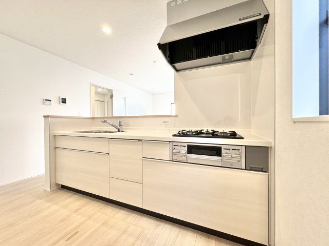 磐田市見付　第10のキッチン|こちらのキッチンは、明るい木目調のデザインで対面式キッチンで、収納豊富なところが魅力ですね♪