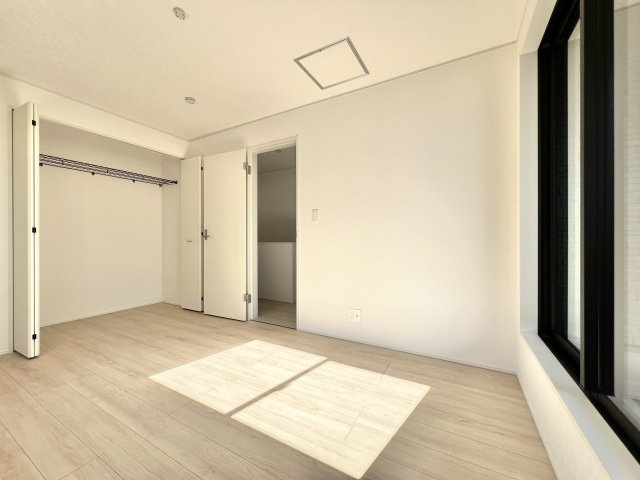 磐田市見付　第10の洋室|2階　6.37帖のゆとりある洋室♪寝室にもぴったりの快適空間！大きな窓から陽射しが差し込む、くつろぎのプライベート空間です♫