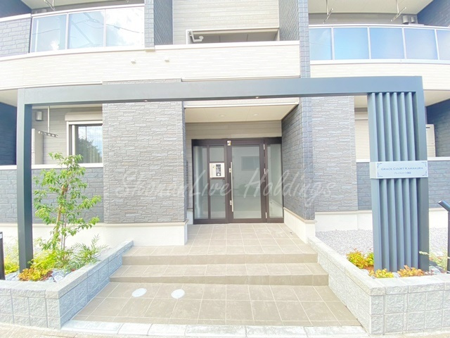 鎌倉市上町屋のアパートのエントランス