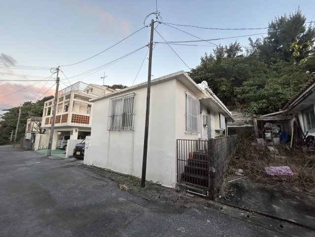 那覇市首里石嶺町2丁目(尾藤邸)の前面道路含む現地写真