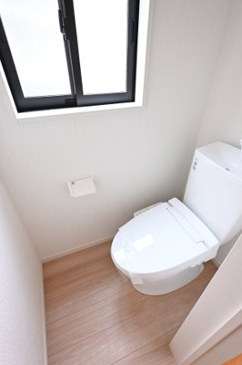【トイレ】 | 太田市東長岡町14期　中古戸建住宅 | トイレは２つあるので忙しい朝も家族と分けて使用できます♪