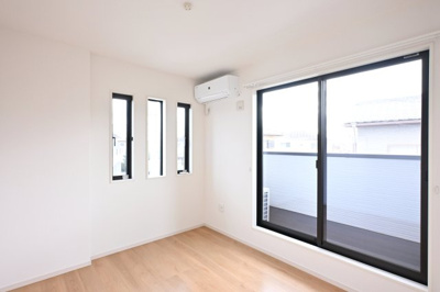 【洋室】 | 太田市東長岡町14期　中古戸建住宅 | バルコニーに繋がる居室は窓も大きく陽の光がしっかりと陽の光が入ります♪