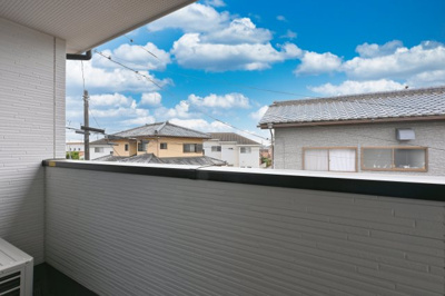 【バルコニー】 | 太田市東長岡町14期　中古戸建住宅 | 広々としたバルコニーが2ヶ所あります♪屋根付きで急な雨でも安心です♪