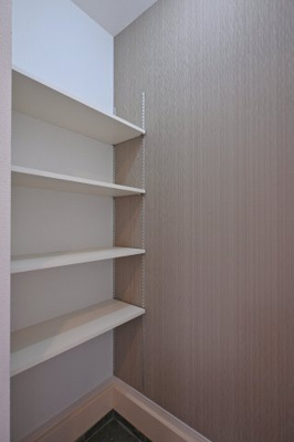 【収納】 | 太田市東長岡町14期　中古戸建住宅 | 玄関のシューズクロークはベビーカーも収納できる広々設計です♪