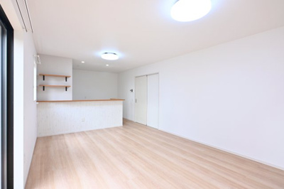 【居間・リビング】 | 太田市東長岡町14期　中古戸建住宅 | リビングの別アングルからのお写真です♪大きな窓からしっかりと陽の光が入ります♪
