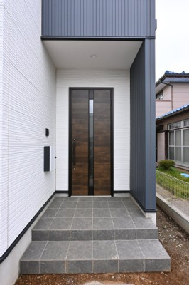 【玄関】 | 太田市東長岡町14期　中古戸建住宅 | 落ち着いた木目調の玄関ドアが特徴的な玄関です♪屋根付きで雨の日も安心です♪