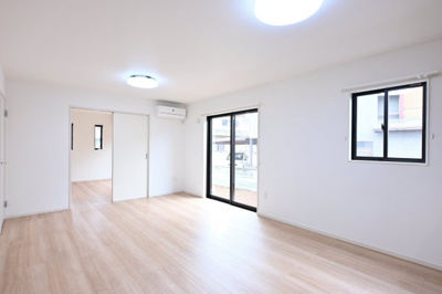 【居間・リビング】 | 太田市東長岡町14期　中古戸建住宅 | 南向きの大きな窓が特徴的な17帖のLDK♪6.5帖の続き間の洋室があり開放するととっても広々♪