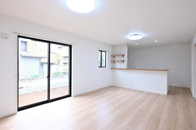 【居間・リビング】 | 太田市東長岡町14期　中古戸建住宅 | 南向きなので陽の光がお部屋の中までしっかりと入ります♪