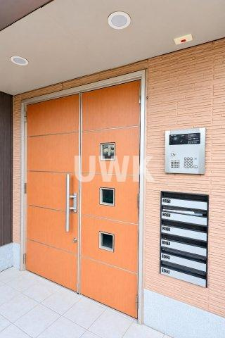 京都市伏見区深草僧坊町のアパートのエントランス