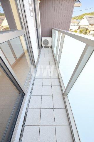 京都市伏見区深草僧坊町のアパートのバルコニー