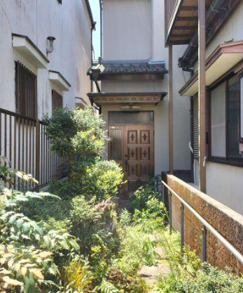 高知市赤石町の売地の周辺|既存建物と周囲の様子。隣地との間隔も確認できます。