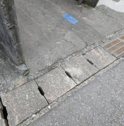 高知市赤石町の売地の外観|敷地入口と前面道路の側溝部分です。