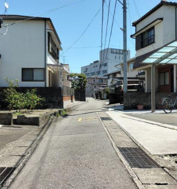 高知市赤石町の売地の周辺|住宅が立ち並ぶ前面道路。周辺の様子もご確認いただけます。
