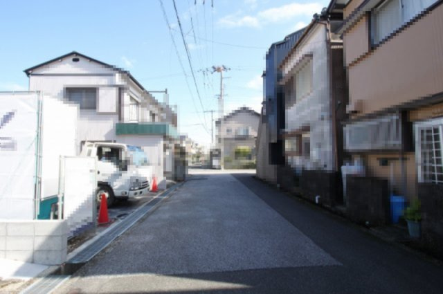 高知市高須東町　新築戸建  １棟1号棟　　の前面道路含む現地写真|【一方】　南東　幅：5.7ｍ　公道　接面:7.4ｍ