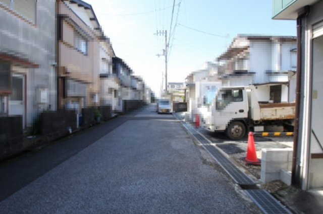 高知市高須東町　新築戸建  １棟1号棟　　の前面道路含む現地写真|【一方】　南東　幅：5.7ｍ　公道　接面:7.4ｍ