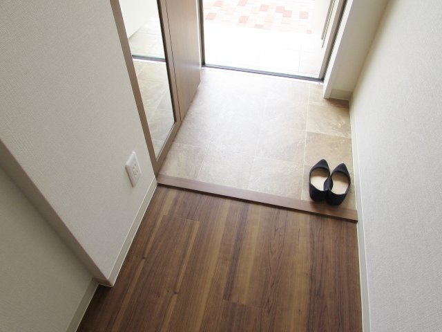 ラディエンス逆瀬川の玄関|収納もある玄関です