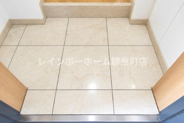 第10シントウキョウビルの玄関