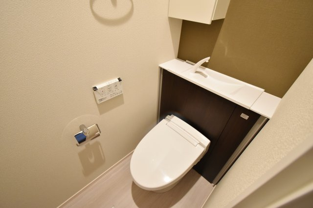 西宮市東鳴尾町１丁目の賃貸マンションのトイレ