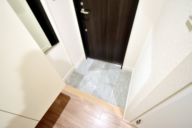 西宮市東鳴尾町１丁目の賃貸マンションの玄関