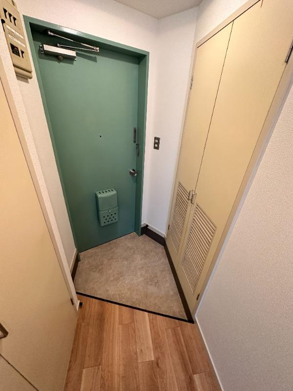 イーストビルの玄関|別部屋参考写真です。