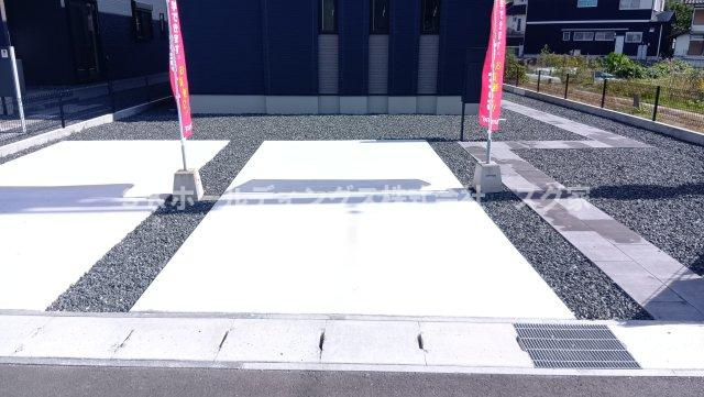 綾部市岡町新築戸建て住宅の駐車場