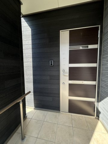 結城市結城　中古戸建　敷地141.6坪の玄関