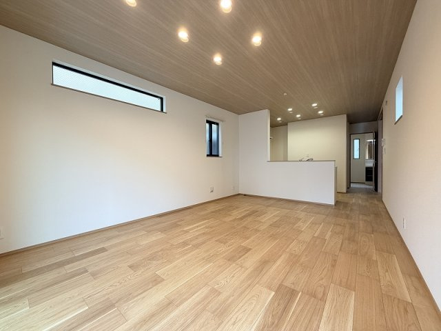 【居間・リビング】 | 練馬区春日町3丁目　新築一戸建住宅　全1棟　（成増店） | 南向きの明るいリビング。家族の時間を大事にする住まい。