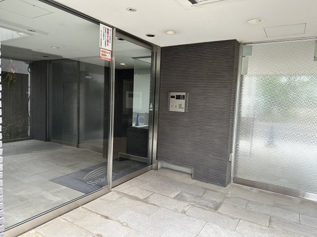 府中市八幡町２丁目の賃貸マンションのエントランス