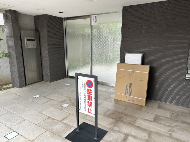 府中市八幡町２丁目の賃貸マンションのエントランス