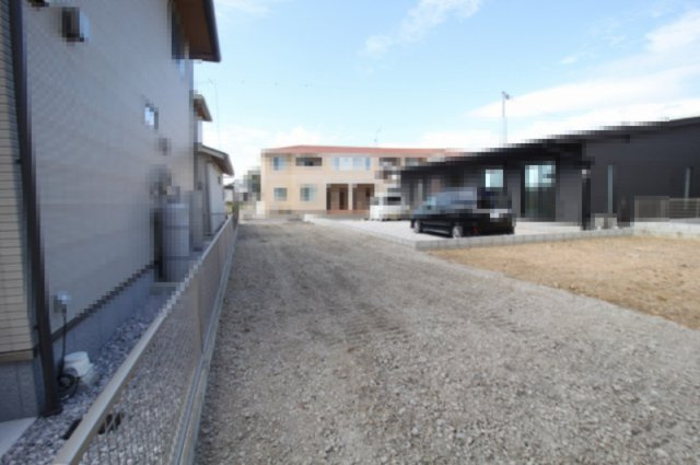 香南市野市町下井　新築戸建  ２期１棟1号棟　　の前面道路含む現地写真|【一方】　西　幅：4.3ｍ　公道　接面:4.9ｍ