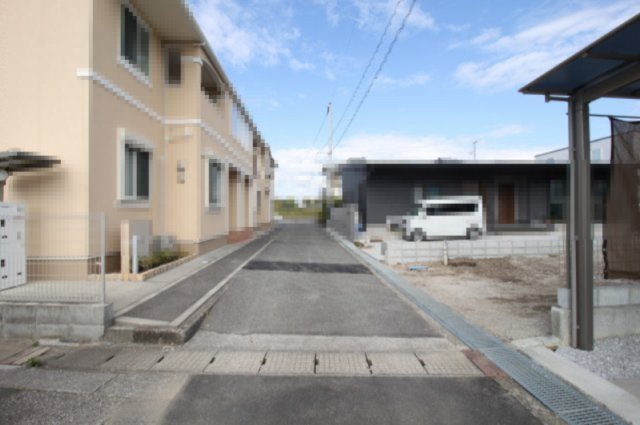 香南市野市町下井　新築戸建  ２期１棟1号棟　　の前面道路含む現地写真|【一方】　西　幅：4.3ｍ　公道　接面:4.9ｍ