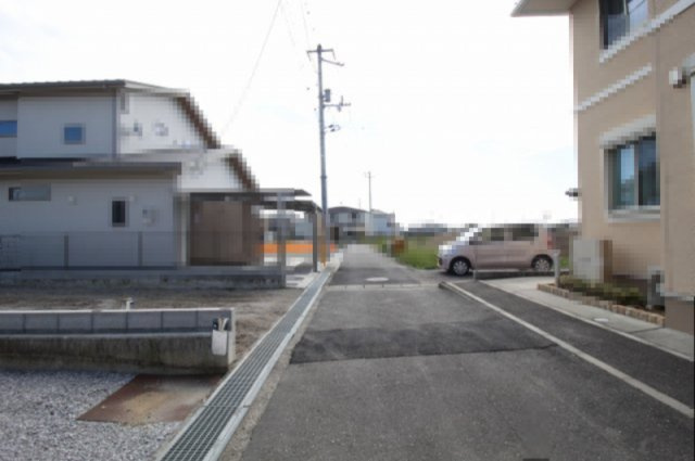 香南市野市町下井　新築戸建  ２期１棟1号棟　　の前面道路含む現地写真|【一方】　西　幅：4.3ｍ　公道　接面:4.9ｍ