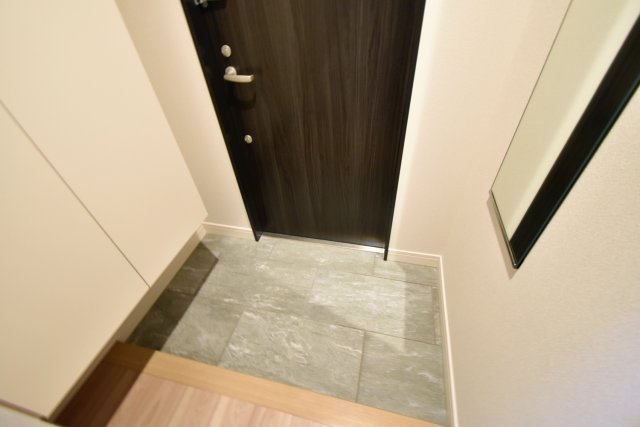 西宮市東鳴尾町１丁目の賃貸マンションの玄関