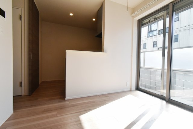 西宮市東鳴尾町１丁目の賃貸マンションの居間・リビング
