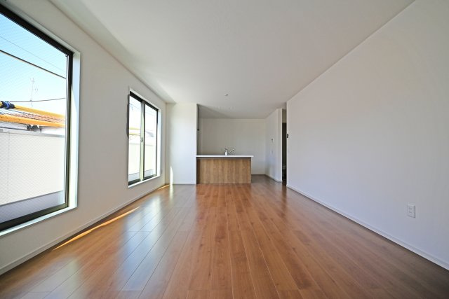 寝屋川市春日町新築一戸建て｜4ＬＤＫ＋駐車1台可の居間・リビング|LDK約18帖
明るい日差しと爽やかな風を取り込みやすい2階リビング。家族が集まる空間で、毎日の食事や団らんを気持ちよく過ごせます。