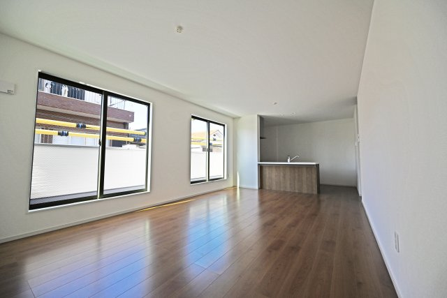 寝屋川市春日町新築一戸建て｜4ＬＤＫ＋駐車1台可の居間・リビング|2箇所に開口部があり、ソファーやダイニングテーブルなどゆとりをもって設置することができます。