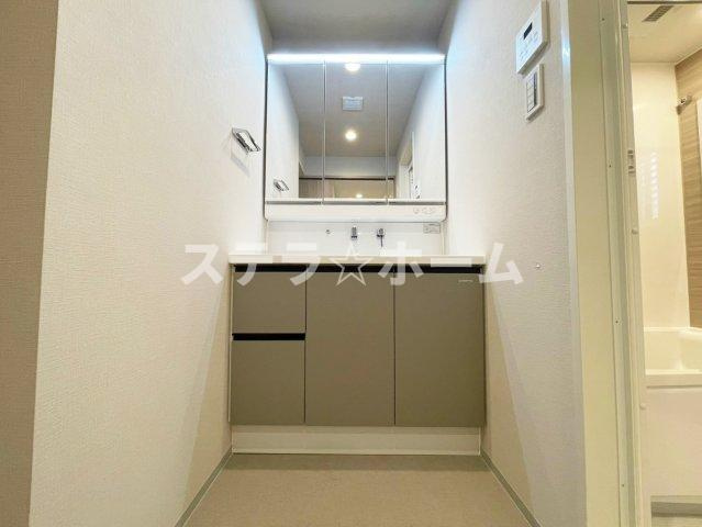 クレアシティ鶴見花博通りの独立洗面台|独立洗面台、小物を置くことができて便利です