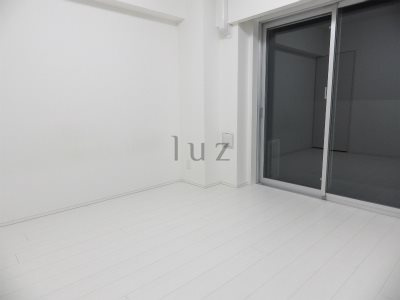 プレミアムキューブ横浜の居間・リビング|綺麗なフローリングのお部屋です！