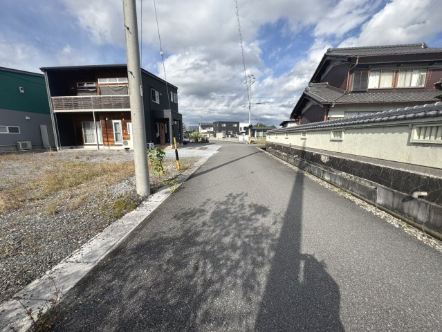 中古戸建　揖斐郡池田町上田　平成21年築の前面道路含む現地写真